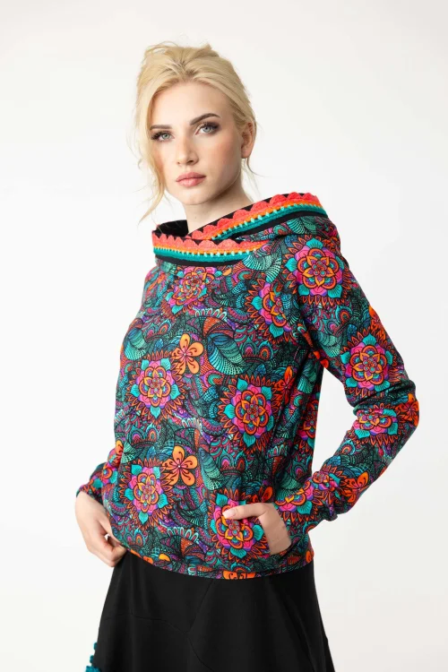 bluza-z-kapturem-i-szydełkową-koronką-marka-Vippi-design-3.jpg