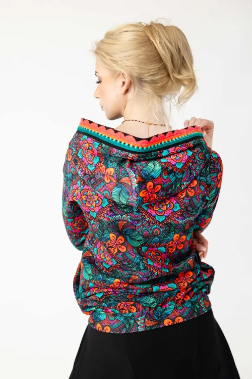 bluza-z-kapturem-i-szydełkową-koronką-marka-Vippi-design-4.jpg