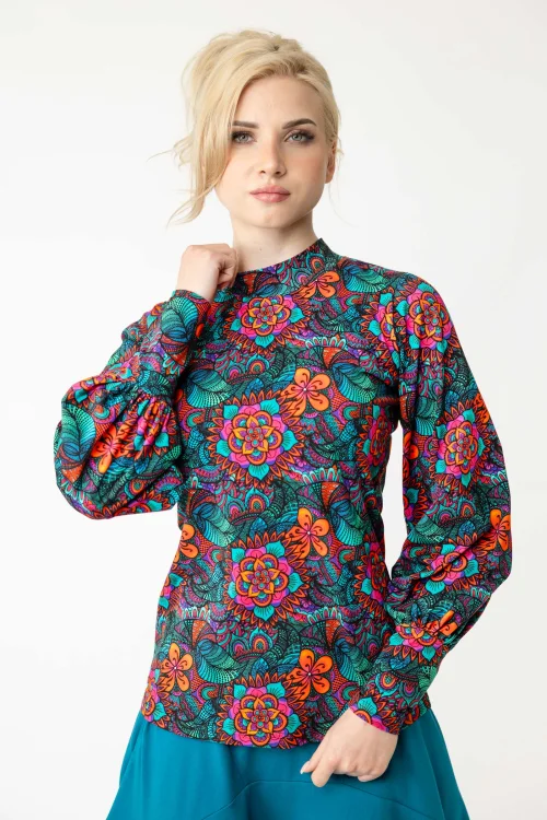 bluzka-kolorowa-z-bufkami-i-stójką--marka-Vippi-design.jpg