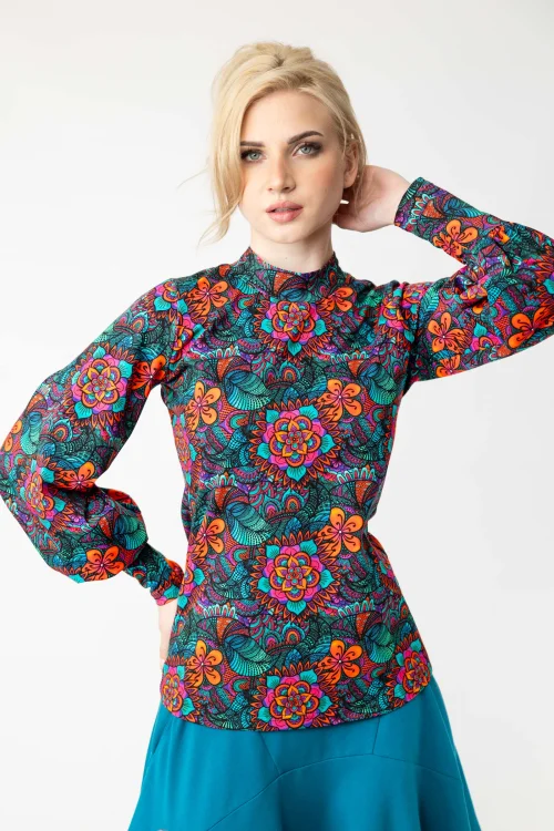 bluzka-kolorowa-z-bufkami-i-stójką--marka-Vippi-design-3.jpg