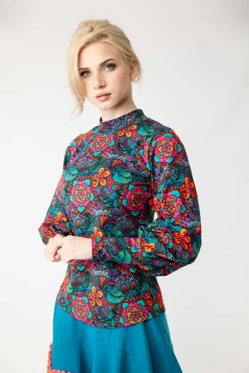 bluzka-kolorowa-z-bufkami-i-stójką--marka-Vippi-design-4.jpg