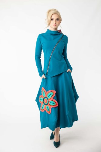 bluza-asymetryczna-petrolowa-i-spódnica-origami-petrolowa-z-szydełkowym-kwiatem-marka-Vippi-design-6.jpg