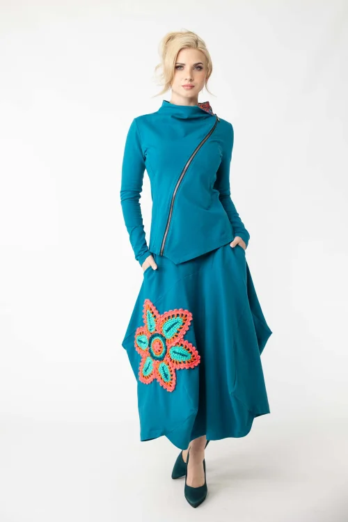 bluza-asymetryczna-petrolowa-i-spódnica-origami-petrolowa-z-szydełkowym-kwiatem-marka-Vippi-design-6.jpg
