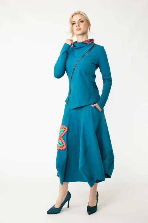 bluza-asymetryczna-petrolowa-i-spódnica-origami-petrolowa-z-szydełkowym-kwiatem-marka-Vippi-design-7.jpg