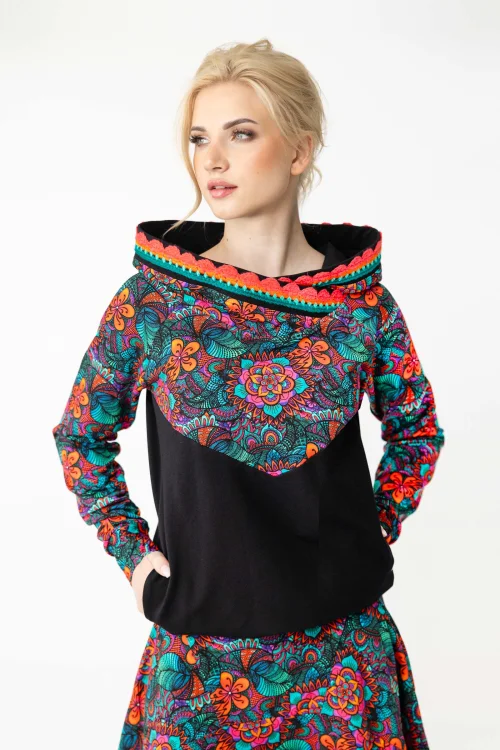 bluza-z-kapturem-i-szydełkową-koronką-i-spódnica-długa-origami-kolorowa-i-bluza-bomberka-marka-Vippi-design.jpg