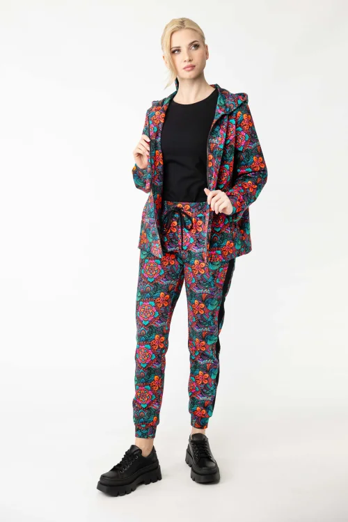bluzka-klasyczna-czarna-krótki-rękaw-i-spodnie-sportowe-z-lampasami-i-bluza-z-kontrą-marka-Vippi-design-5.jpg