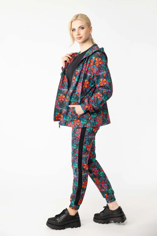 bluzka-klasyczna-czarna-krótki-rękaw-i-spodnie-sportowe-z-lampasami-i-bluza-z-kontrą-marka-Vippi-design-4.jpg