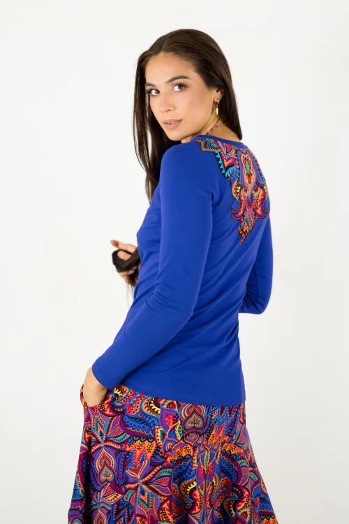 bluzka-klasyczna-chabrowa-z-aplikacją-na-tyle-kolekcjaMEXICO-violet-marka-Vippi-design-6.jpg