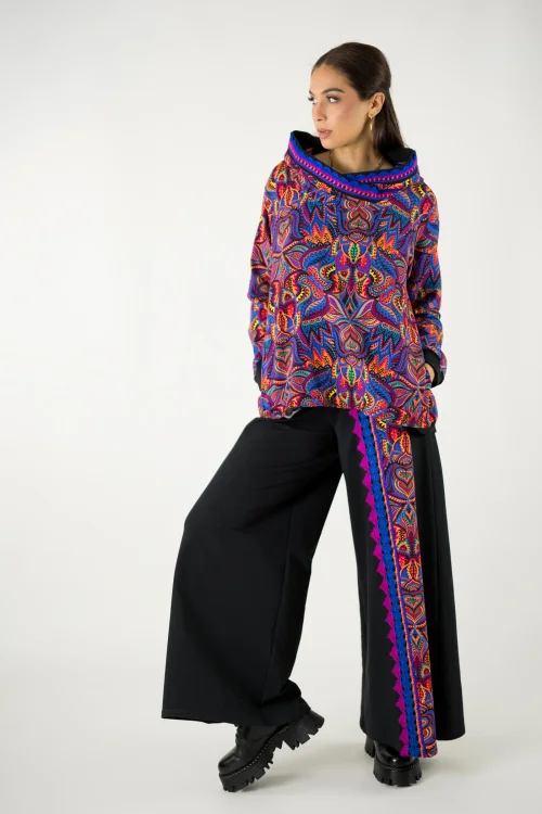 bluza luźna z kapturem i spodnie  szerokie czarne z szydełkową koronką i wstawką kolorową kolekcja MEXICO violet marka VIPPI design-1603 (3).jpg