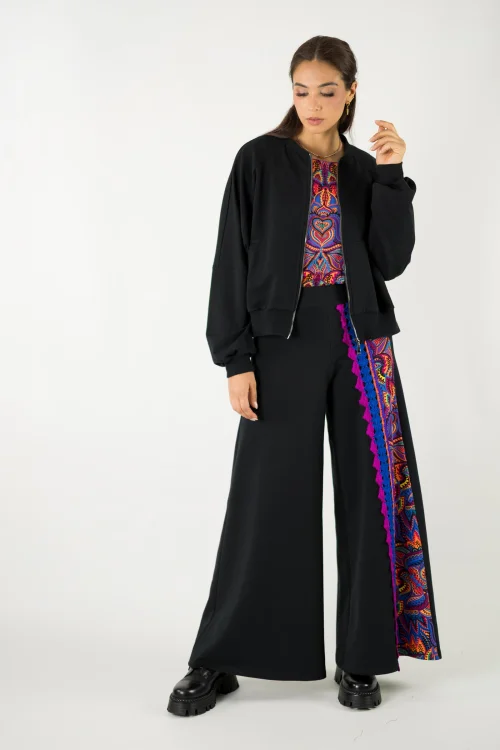 spodnie czarne z kolorową wstawką i szydełkową koronką i bluza czarna nietoperzkolekcja MEXICO violet marka VIPPI design-1621 (2).jpg