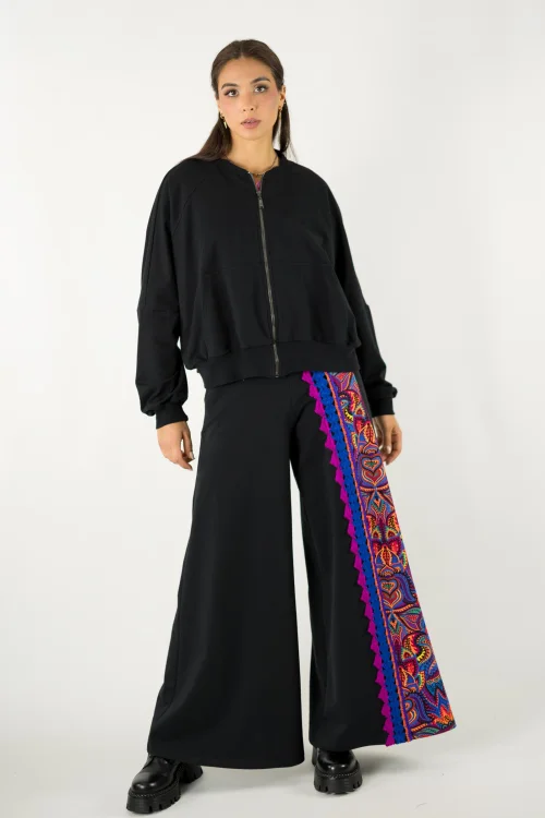 spodnie czarne z kolorową wstawką i szydełkową koronką i bluza czarna nietoperzkolekcja MEXICO violet marka VIPPI design-1621 (7).jpg