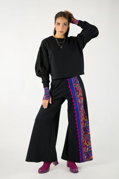 spodnie czarne z szydełkową koronką i wstawką kolorową i bluza czarna z szydełkowym ananasem na rękawach kolekcja MEXICO violet marka VIPPI design (4).jpg