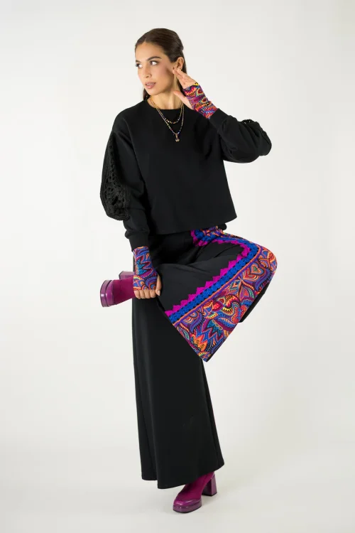 spodnie czarne z szydełkową koronką i wstawką kolorową i bluza czarna z szydełkowym ananasem na rękawach kolekcja MEXICO violet marka VIPPI design (5).jpg