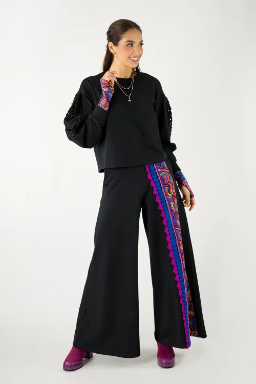 spodnie czarne z szydełkową koronką i wstawką kolorową i bluza czarna z szydełkowym ananasem na rękawach kolekcja MEXICO violet marka VIPPI design (7).jpg
