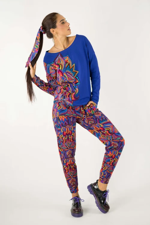 bluzka-trapezowa-z-aplikacją-na-boku-chabrowa-i-spodnie-joggery-kolorowe-kolekcja--MEXICO-violet-marka-VIPPI-design-3.jpg