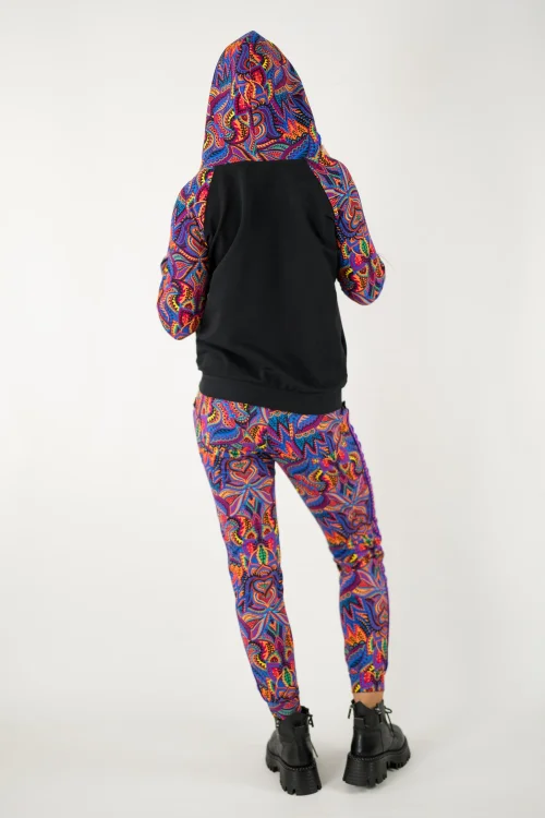 bluza czarna z kapturem i szydełkową koronką na plisie i spodnie z lampasami kolekcja MEXICO violet marka VIPPI design (4).jpg