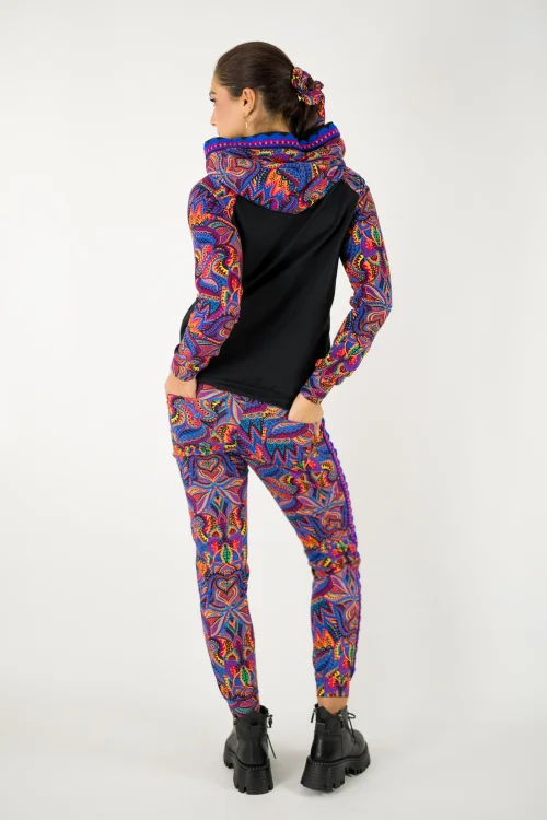 bluza czarna z kapturem i szydełkową koronką na plisie i spodnie z lampasami kolekcja MEXICO violet marka VIPPI design (3).jpg