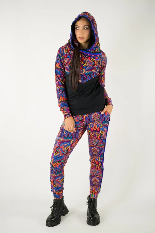 bluza czarna z kapturem i szydełkową koronką na plisie i spodnie z lampasami kolekcja MEXICO violet marka VIPPI design (1).jpg