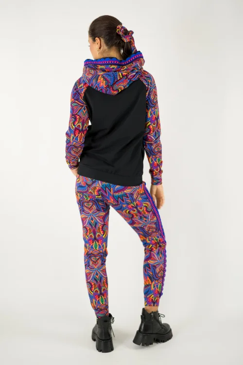 bluza czarna z kapturem i szydełkową koronką na plisie i spodnie z lampasami kolekcja MEXICO violet marka VIPPI design (2).jpg