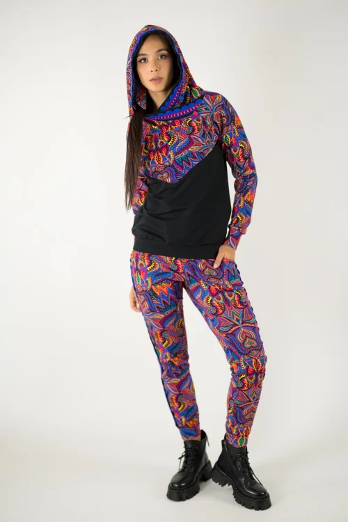 bluza czarna z kapturem i szydełkową koronką na plisie i spodnie z lampasami kolekcja MEXICO violet marka VIPPI design (5).jpg