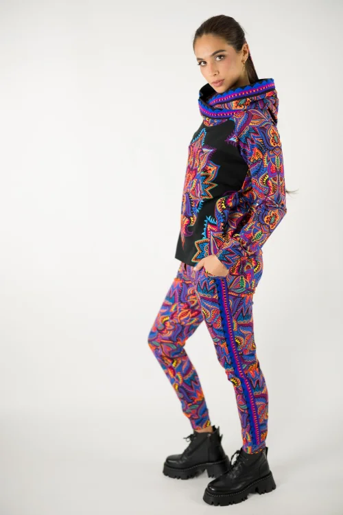 bluza kolorowa  z kapturem i szydełkową koronką na plisie  i spodnie z lampasami kolekcja MEXICO violet marka VIPPI design (1).jpg