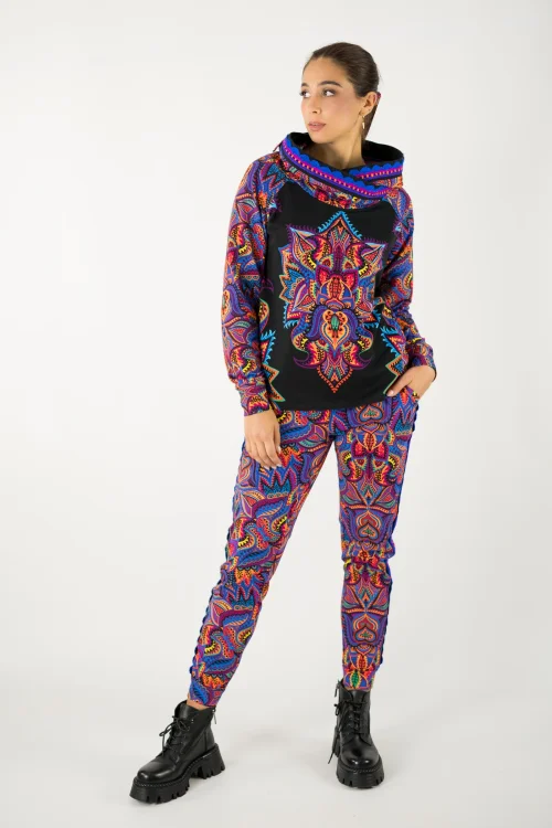 bluza kolorowa  z kapturem i szydełkową koronką na plisie  i spodnie z lampasami kolekcja MEXICO violet marka VIPPI design (2).jpg