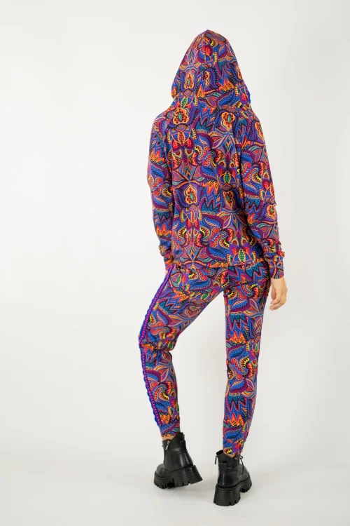bluza kolorowa  z kapturem i szydełkową koronką na plisie  i spodnie z lampasami kolekcja MEXICO violet marka VIPPI design (3).jpg