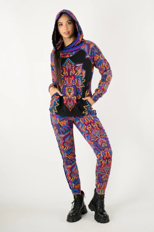 bluza kolorowa  z kapturem i szydełkową koronką na plisie  i spodnie z lampasami kolekcja MEXICO violet marka VIPPI design (5).jpg
