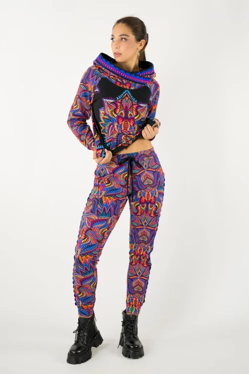 bluza kolorowa  z kapturem i szydełkową koronką na plisie  i spodnie z lampasami kolekcja MEXICO violet marka VIPPI design (6).jpg