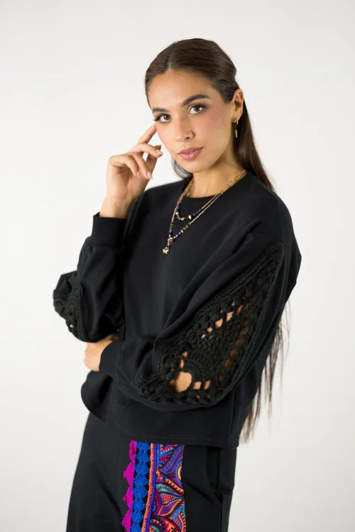 bluza czarna z szydełkowym ananasem na rękawach  kolekcja MEXICO violet marka VIPPI design.jpg