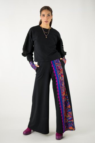 spodnie czarne z szydełkową koronką i wstawką kolorową i bluza czarna z szydełkowym ananasem na rękawach kolekcja MEXICO violet marka VIPPI design (2).jpg