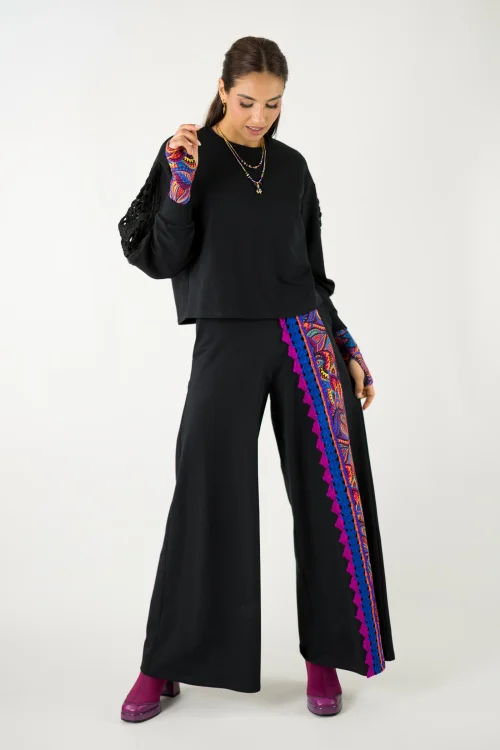 spodnie czarne z szydełkową koronką i wstawką kolorową i bluza czarna z szydełkowym ananasem na rękawach kolekcja MEXICO violet marka VIPPI design (6).jpg
