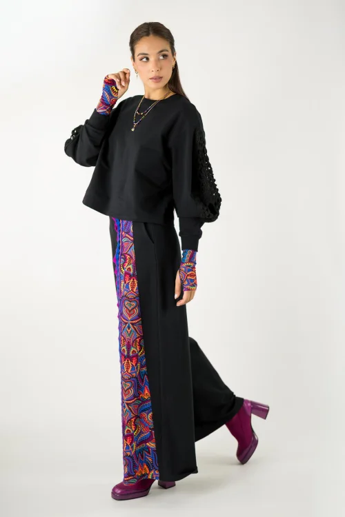 spodnie czarne z szydełkową koronką i wstawką kolorową i bluza czarna z szydełkowym ananasem na rękawach kolekcja MEXICO violet marka VIPPI design (10).jpg