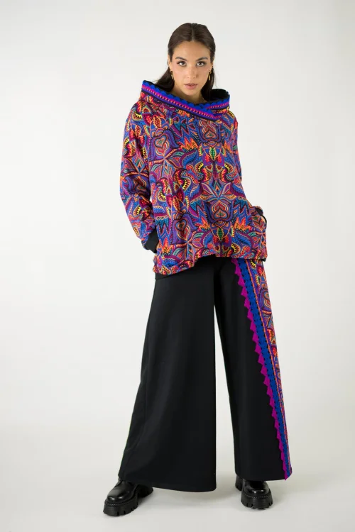 bluza luźna z kapturem i spodnie  szerokie czarne z szydełkową koronką i wstawką kolorową kolekcja MEXICO violet marka VIPPI design-1603 (2).jpg
