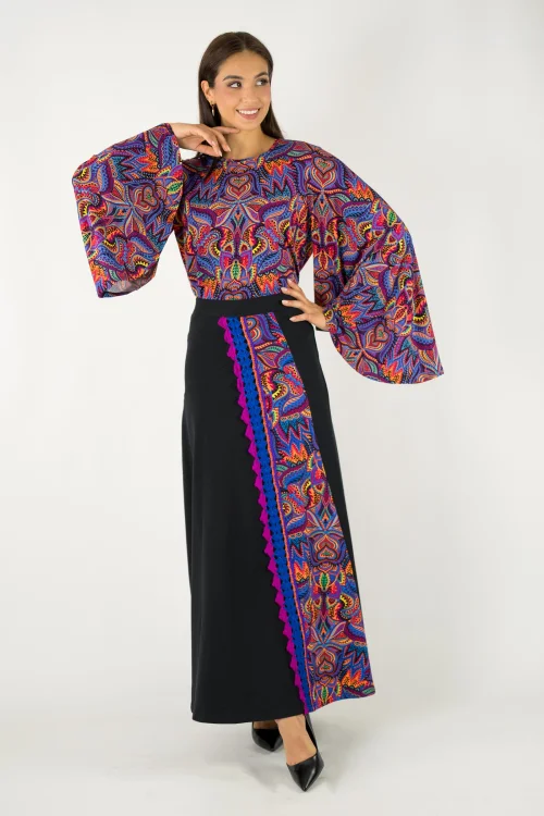 bluzka wiskozowa z rękawami szerokimi  i spodnica długa czarna z kolorową wstawką i koronką szydełkową kolekcja MEXICO violet marka VIPPI design (2).jpg