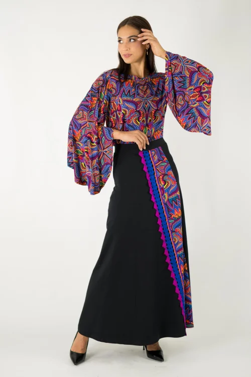 bluzka wiskozowa z rękawami szerokimi  i spodnica długa czarna z kolorową wstawką i koronką szydełkową kolekcja MEXICO violet marka VIPPI design (6).jpg