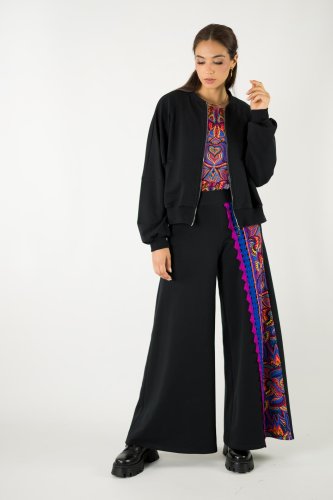 spodnie czarne z kolorową wstawką i szydełkową koronką i bluza czarna nietoperzkolekcja MEXICO violet marka VIPPI design-1621 (2).jpg