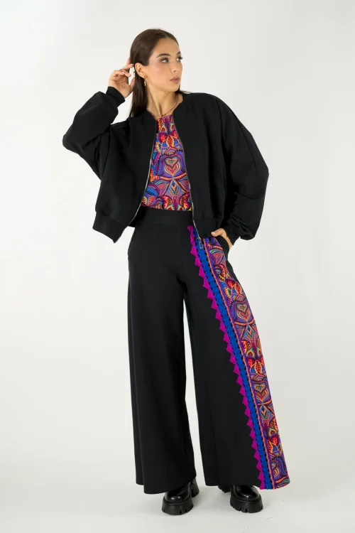 spodnie czarne z kolorową wstawką i szydełkową koronką i bluza czarna nietoperzkolekcja MEXICO violet marka VIPPI design-1621 (3).jpg