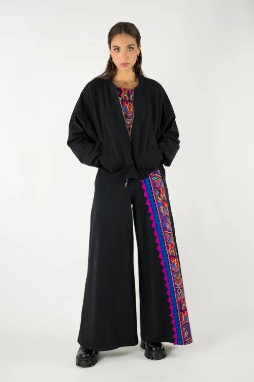 spodnie czarne z kolorową wstawką i szydełkową koronką i bluza czarna nietoperzkolekcja MEXICO violet marka VIPPI design-1621 (5).jpg