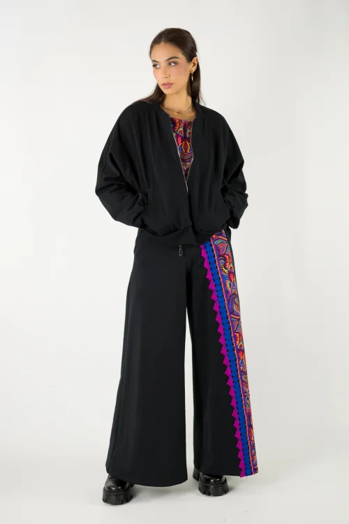 spodnie czarne z kolorową wstawką i szydełkową koronką i bluza czarna nietoperzkolekcja MEXICO violet marka VIPPI design-1621 (6).jpg