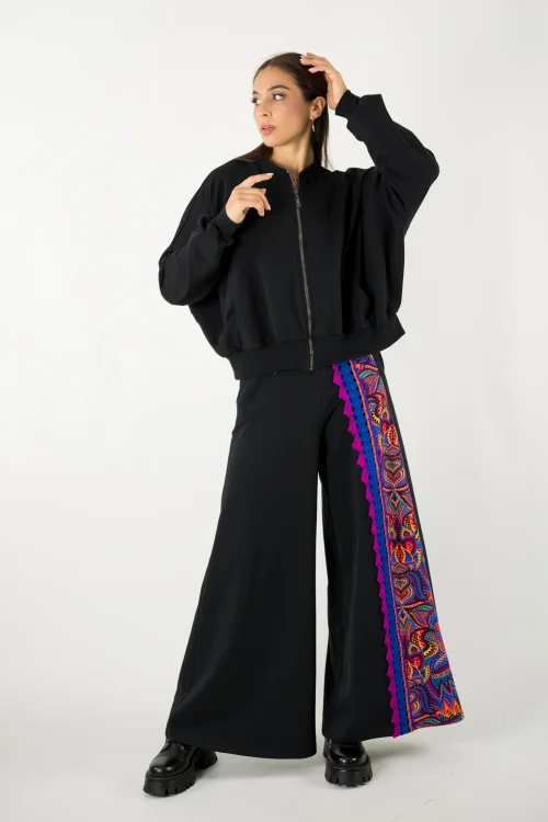 spodnie czarne z kolorową wstawką i szydełkową koronką i bluza czarna nietoperzkolekcja MEXICO violet marka VIPPI design-1621 (8).jpg
