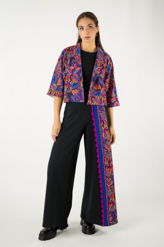 spodnie czarne z kolorową wstawką i szydełkową koronką i żakiet luźny kolorowy kolekcja MEXICO violet marka VIPPI design (2).jpg