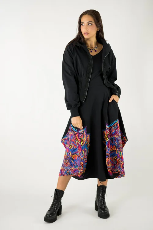 sukienka czarna origami z aplikacjami  i bluza z kapturem i gorsetowym pasem z szydełkowymi koronkami  kolekcja MEXICO violet marka VIPPI design  (1).jpg