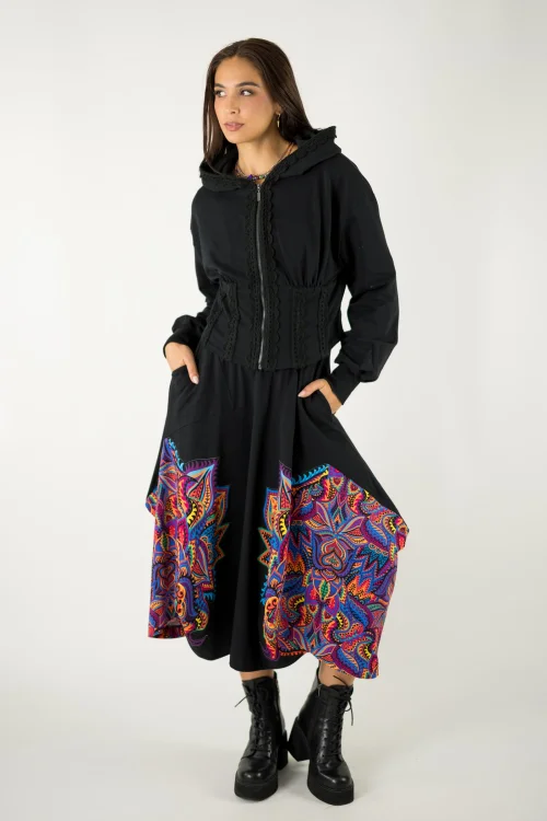 sukienka czarna origami z aplikacjami  i bluza z kapturem i gorsetowym pasem z szydełkowymi koronkami  kolekcja MEXICO violet marka VIPPI design  22 (2).jpg