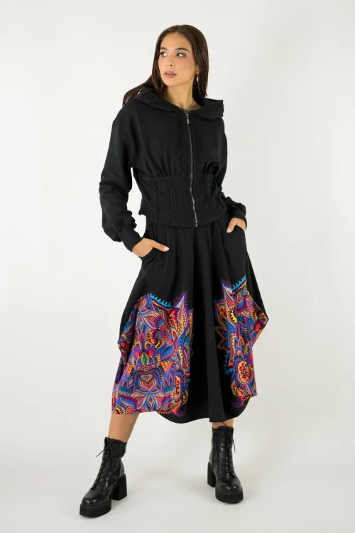 sukienka czarna origami z aplikacjami  i bluza z kapturem i gorsetowym pasem z szydełkowymi koronkami  kolekcja MEXICO violet marka VIPPI design  22 (4).jpg