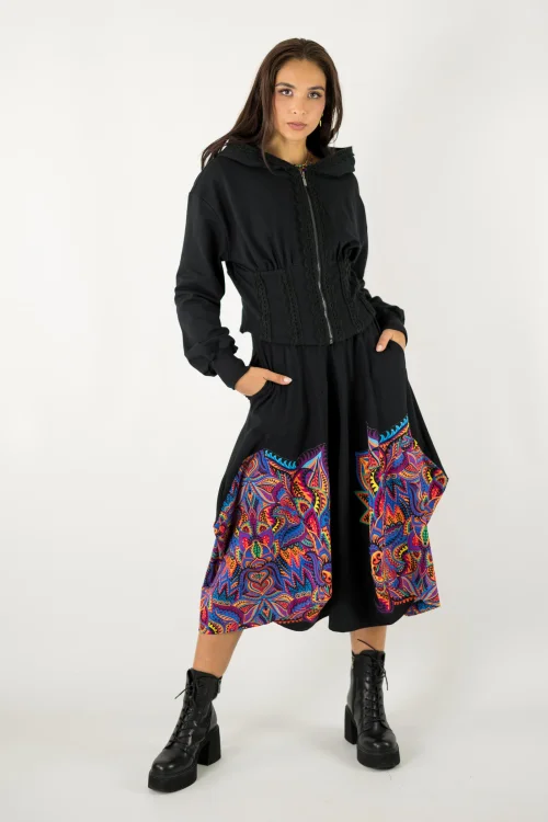 sukienka czarna origami z aplikacjami  i bluza z kapturem i gorsetowym pasem z szydełkowymi koronkami  kolekcja MEXICO violet marka VIPPI design  22 (5).jpg