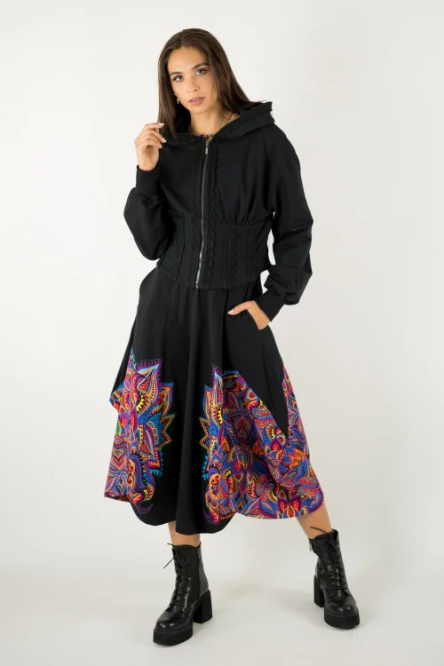 sukienka czarna origami z aplikacjami  i bluza z kapturem i gorsetowym pasem z szydełkowymi koronkami  kolekcja MEXICO violet marka VIPPI design  22 (6).jpg