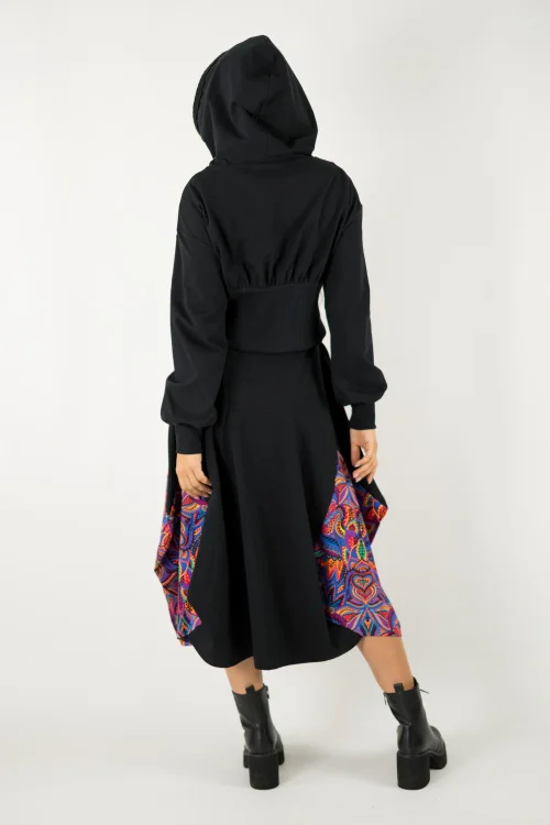 sukienka czarna origami z aplikacjami  i bluza z kapturem i gorsetowym pasem z szydełkowymi koronkami  kolekcja MEXICO violet marka VIPPI design  22 (9).jpg