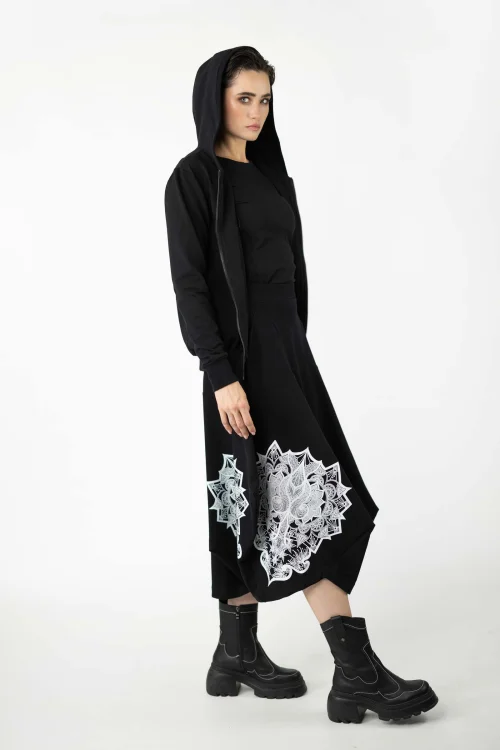 spódnica-czarna-origami-z-apliacją-i-czarna-z-bluzka-z-aplikacją-na-tyle-raveli-bluza-bomberka-czarna--kolekcja-BLACK-marka-vippi-design-6.jpg
