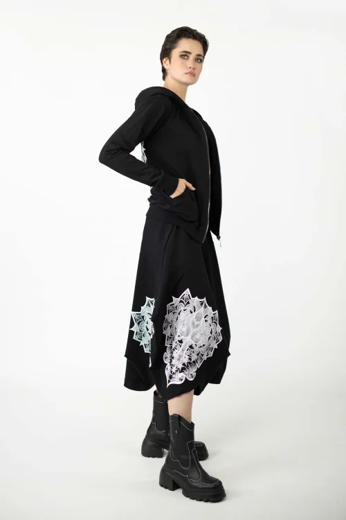 spódnica-czarna-origami-z-apliacją-i-czarna-z-bluzka-z-aplikacją-na-tyle-raveli-bluza-bomberka-czarna--kolekcja-BLACK-marka-vippi-design.jpg